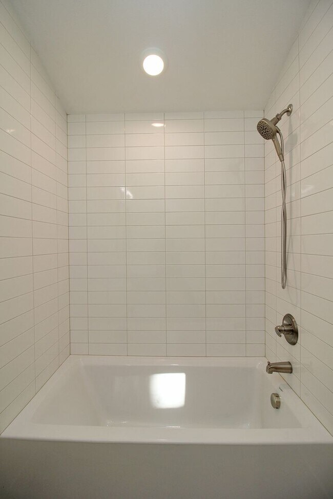 Building Photo - 4660-4660 SW Fairvale Ct