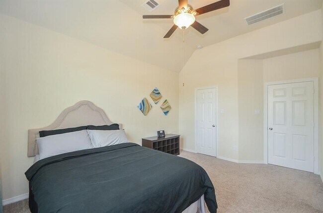 Building Photo - 10014 Spring Shadows Park Cir