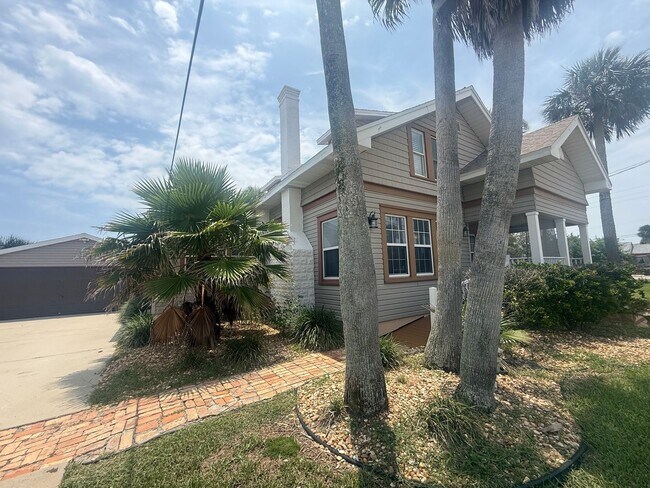 Building Photo - Beautifully updated 3 bedroom 3 bathroom home
