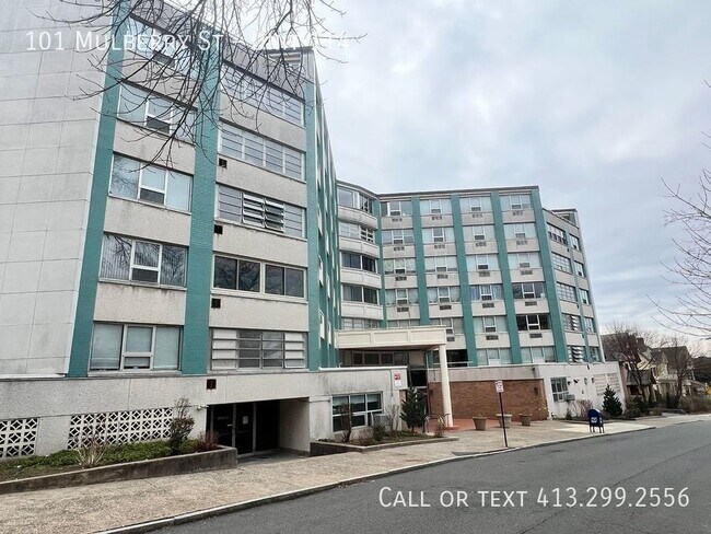 Building Photo - Updated Two Bedroom Condo On Springfield's...