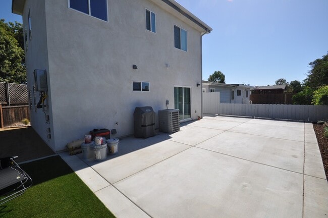 Building Photo - 4BD/2BA, Separated Yard and Parking!
