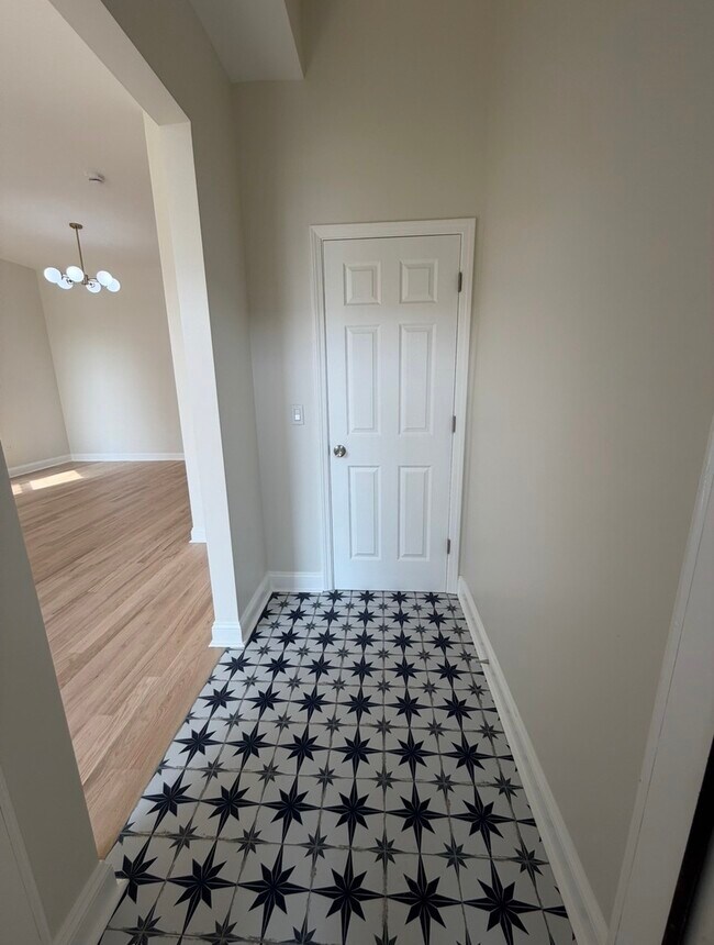 Building Photo - 2638 W Adams St