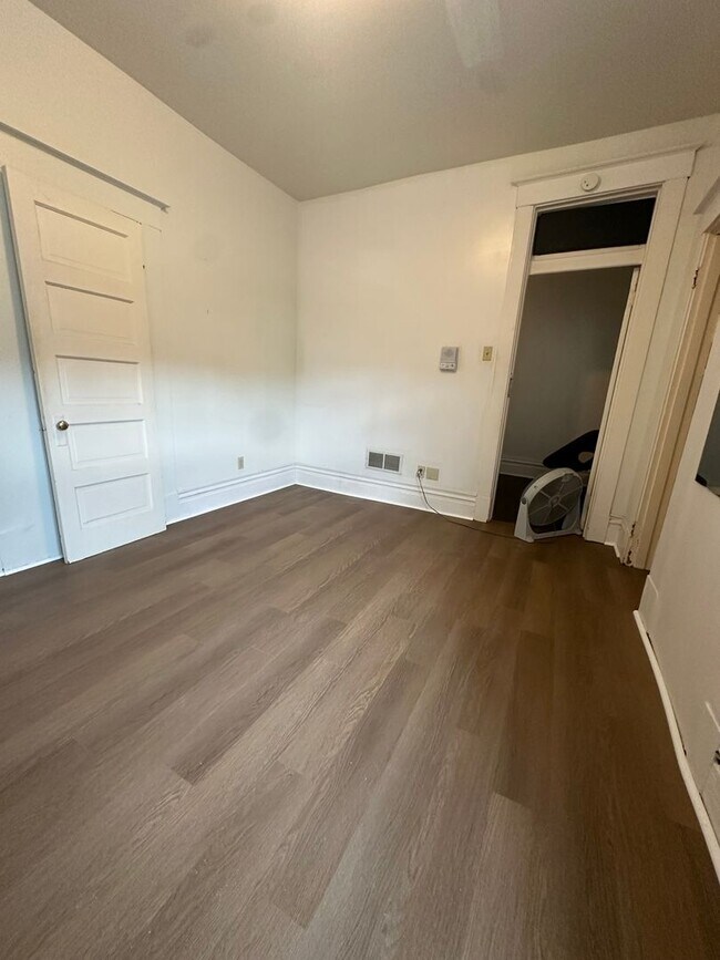 Building Photo - 3Bed/1Bath on East Carson Street  –