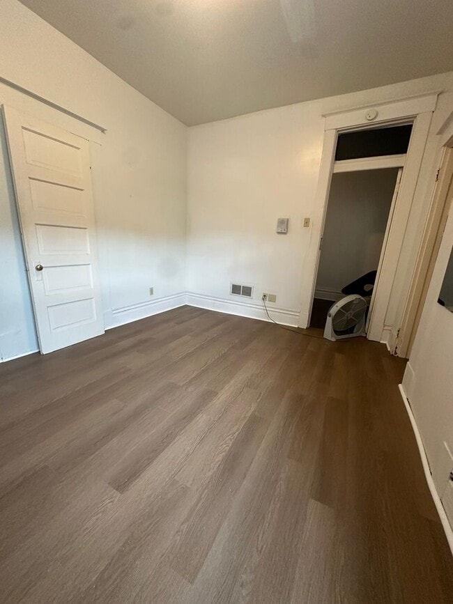 Building Photo - 3Bed/1Bath on East Carson Street