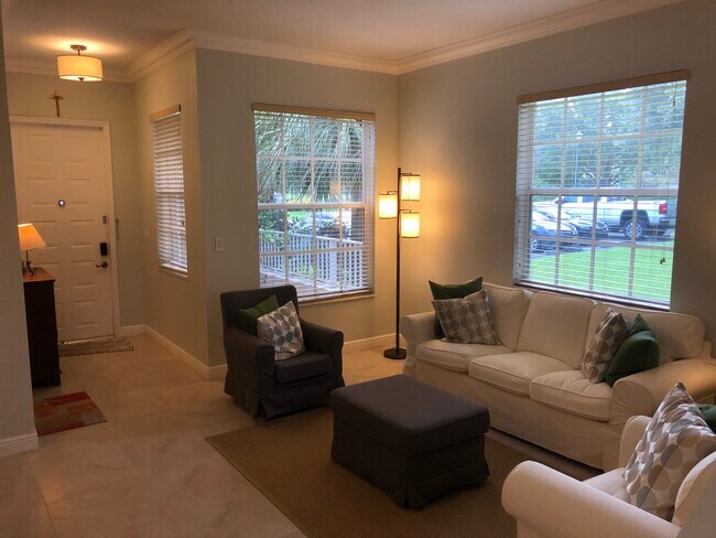 Building Photo - 3310 Lakeside Dr