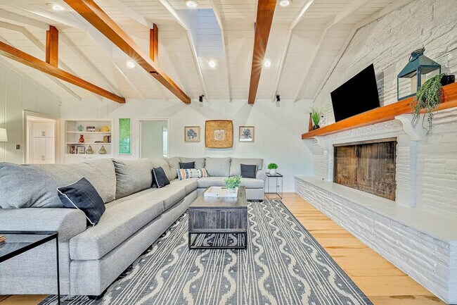 Building Photo - 1185 Tamarack Ave