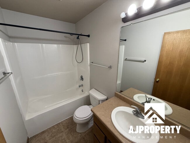 Building Photo - 409 Cottonwood Dr