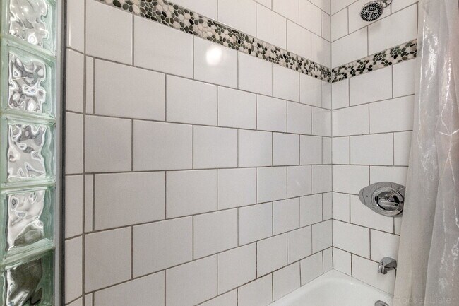 Building Photo - Lovely Victorian duplex for rent 2 bed / 1 bath