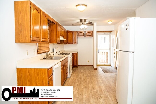 Building Photo - 3 Bedroom and 1.5 bathroom House for rent