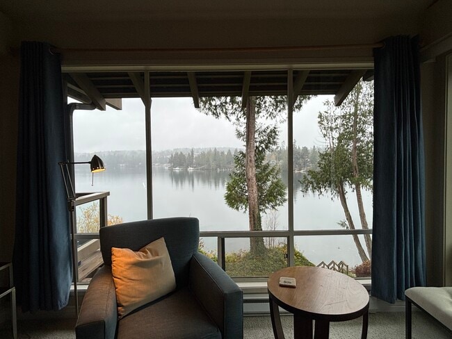 Building Photo - 221 N Bay Ln