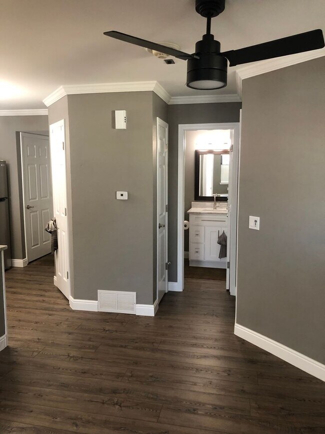 Building Photo - Price reduced!! Luxury 2 Bed 1 Bath Condo w/ ATTACHED GARAGE