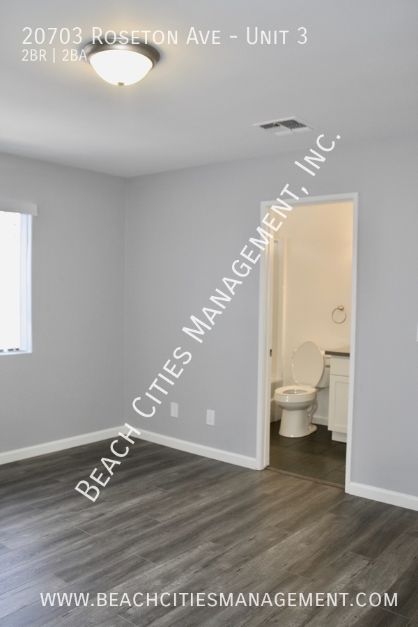 Building Photo - Completely Remodeled Townhouse in Lakewood...