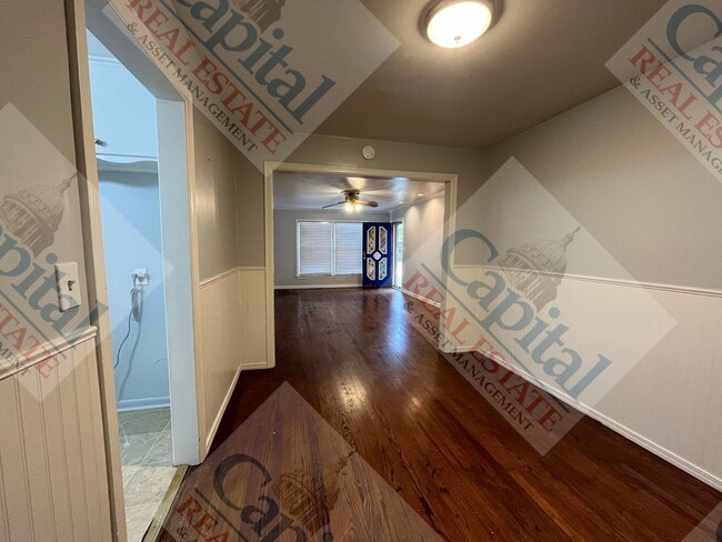 Building Photo - Charming 3 Bedroom