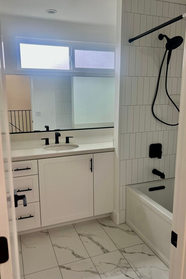 Building Photo - 202 18th St