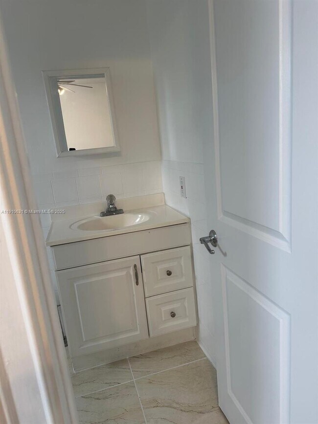 Building Photo - 312 SW 32nd Ave