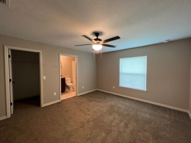 Building Photo - Charming 3 Bedroom 2 Bathroom Home in Ocala!!