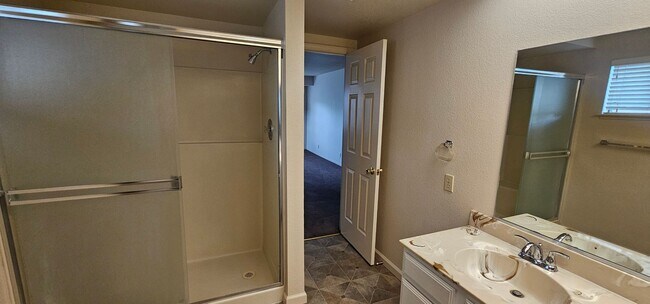 Building Photo - Great Stafford Glen Upstairs Condo
