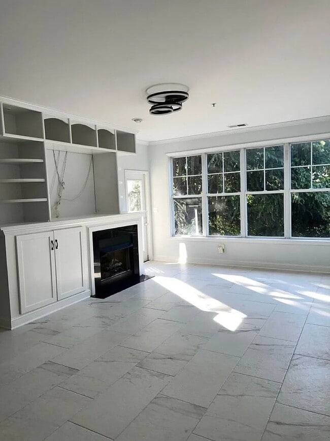 Building Photo - 2 Bed/ 2 Bath Condo located in one of Charlotte's most desired neighborhoods