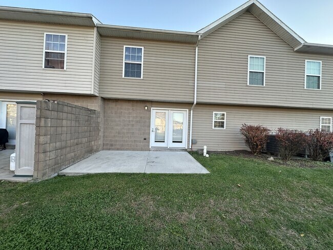 Building Photo - 1007 Hot Point Ave