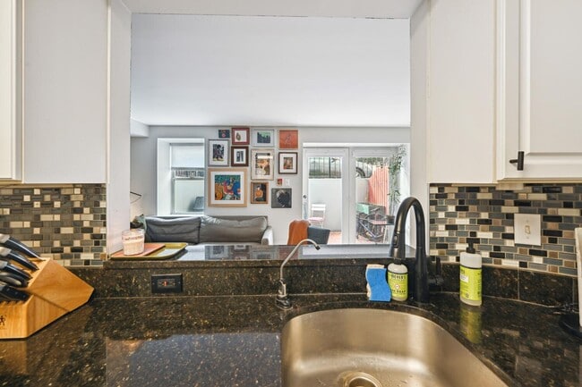 Building Photo - 1BR/1BA w/ Private Patio in DuPont Circle! Location, Location, Location!