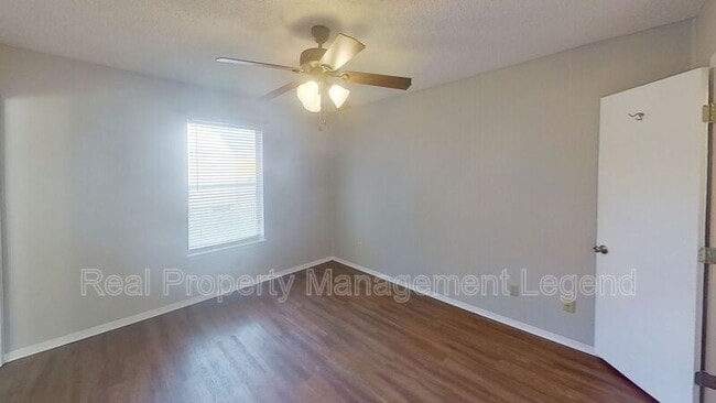Building Photo - 701 S Valentine Dr