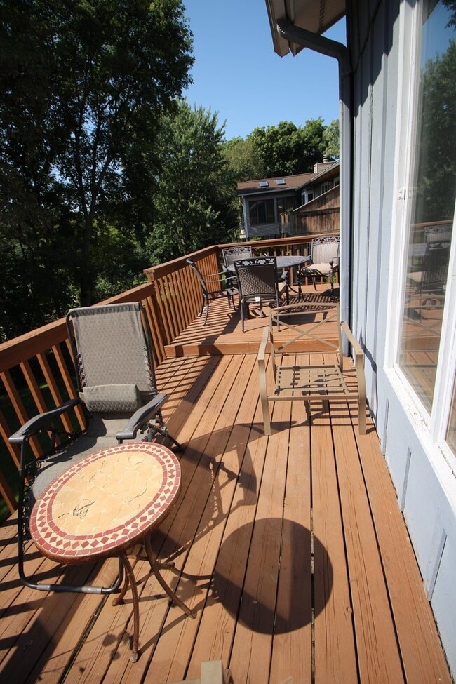 Building Photo - Entertainers dream in the heart of Eden Prairie! 3000+sf, updated, beautiful yard!!