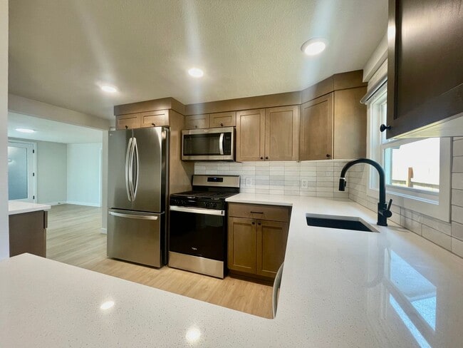 Building Photo - 5-Bedroom, 2 Bathroom Home with In-Unit Wa...