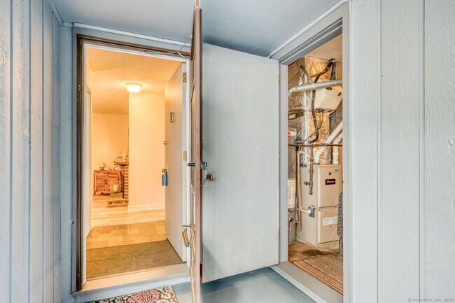 Building Photo - 10 Deepwood Dr