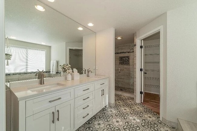 Building Photo - Beautiful Custom Home