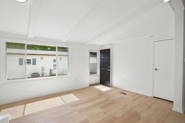 Building Photo - 9 Crescent Park Rd