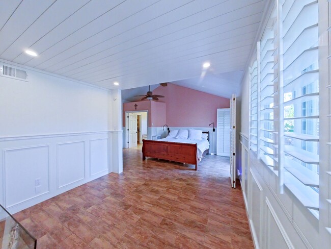 Building Photo - 4 Bedroom / 2.5 Bathroom - Entertaining Dr...