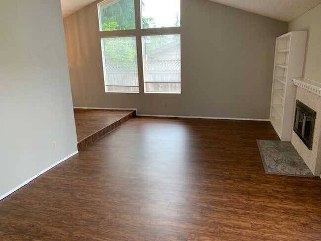 Building Photo - Kenmore House / RENT SPECIAL