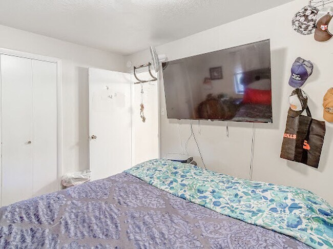 Building Photo - Dillon Valley East Condo! Two parking spot...