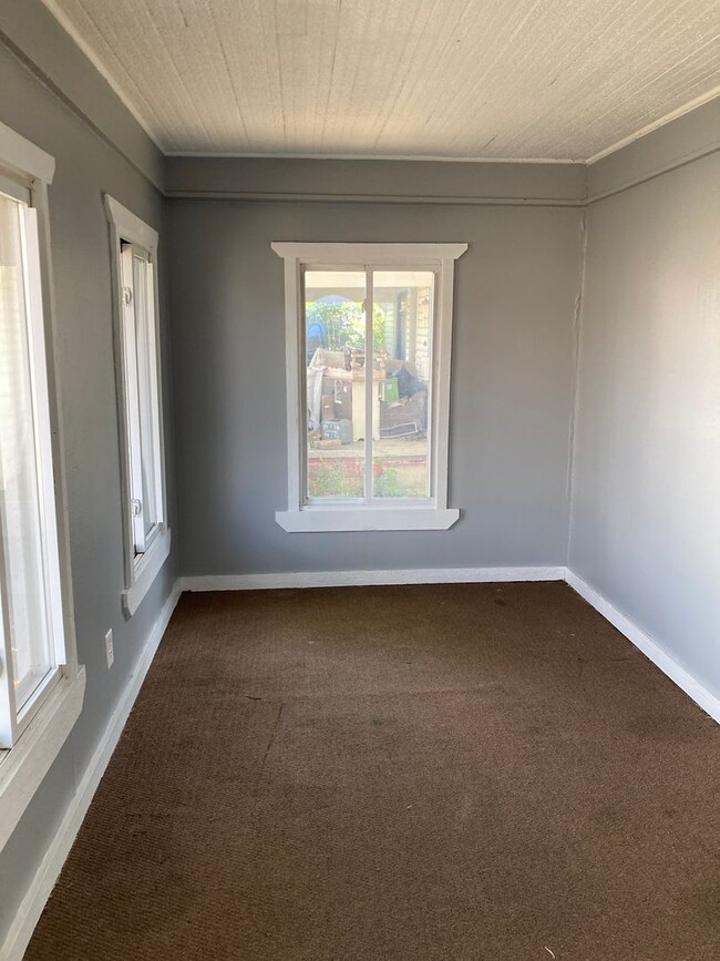 Building Photo - Nice 2 bedroom with fenced in back yard.