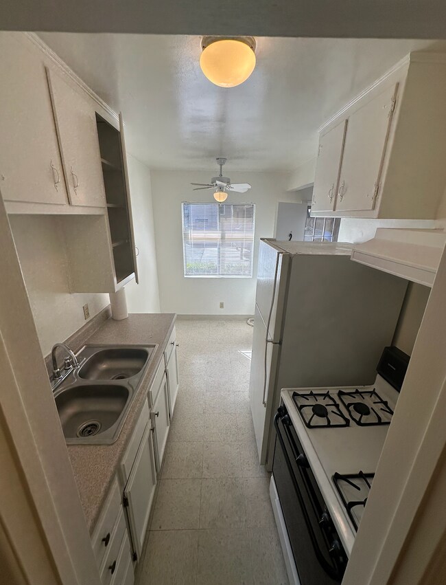 Building Photo - 72 S Parkwood Ave