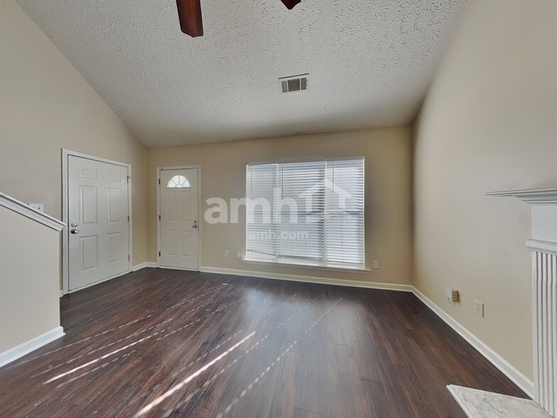 Building Photo - 705 St Charles Ave