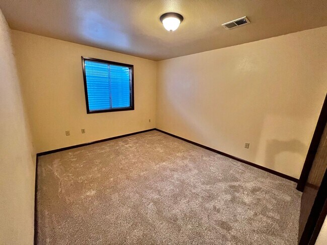 Building Photo - Beautiful 4 Bed, 2 Bath House in South Fort Collins! Avail. June 10th!