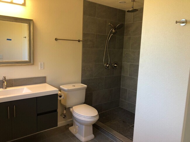 Building Photo - Live in Comfort and Style in the Heart of Corvallis!