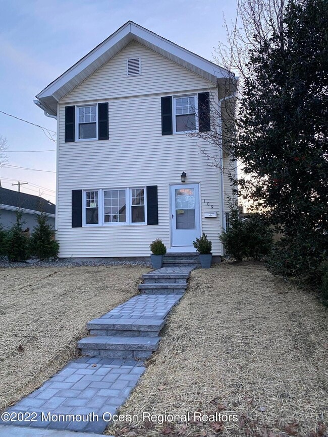 Building Photo - 109 E River Rd