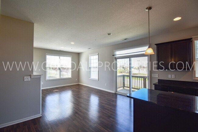Building Photo - 2 Bedroom 2.5 Bath end unit Townhome in West Des Moines with attached garage