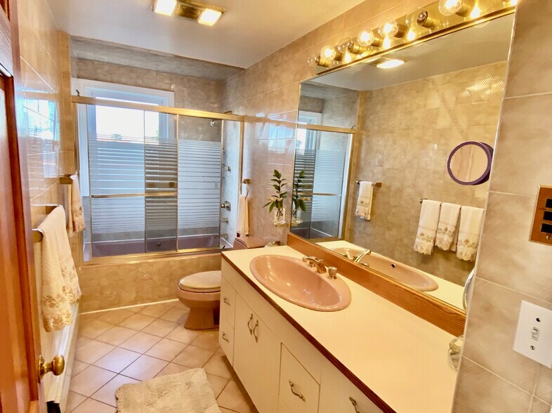 Bath 2 - 208 Rawson Rd