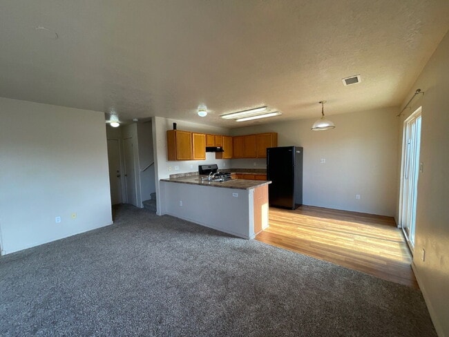 Building Photo - Two story 3 bedroom! Move in ready! Move i...
