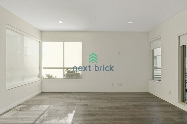 Building Photo - 3 BED & 3 BATH TOWNHOUSE FOR RENT