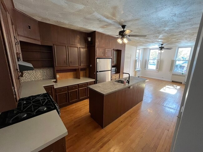 Building Photo - 237 E Walnut St