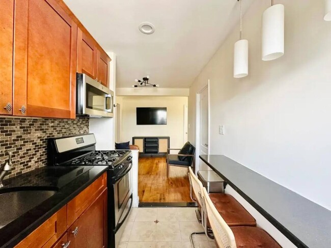 Building Photo - Nice room in a good neighborhood