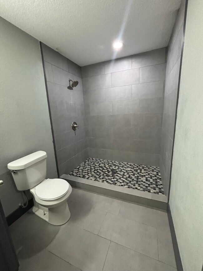 Building Photo - 2675 Golf Dr