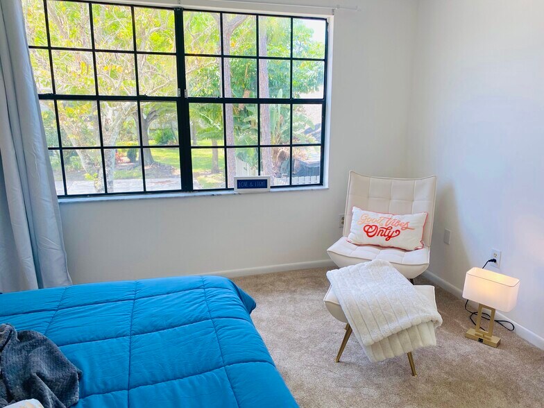Building Photo - 833 Meadowland Dr