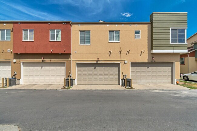 Building Photo - 3 Bed, 2.5 Bath Townhome in South Jordan – Solar-Powered, Low Utility Bills
