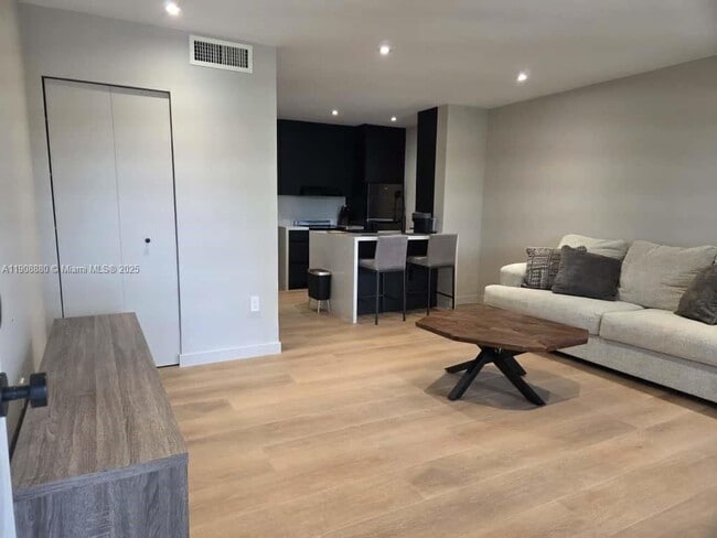 Building Photo - 10824 N Kendall Dr