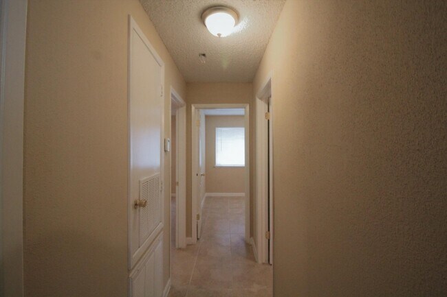 Building Photo - 6338 Glenhagen Dr